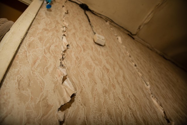В ХМАО чиновники ввели в эксплуатацию дом с потрескавшимися стенами