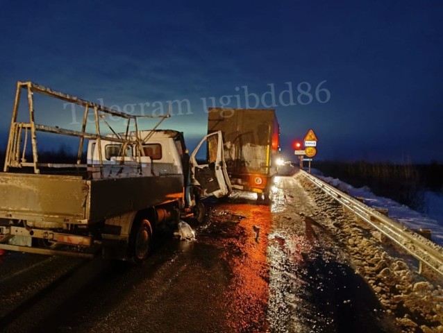 В ХМАО опытный водитель забыл о дистанции и врезался в стоящий грузовик В ХМАО опытный водитель забыл о дистанции и врезался в стоящий грузовик