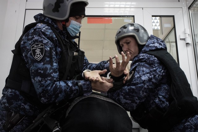 Пьяный житель ХМАО получил тюремный срок за нападение на сотрудника Росгвардии