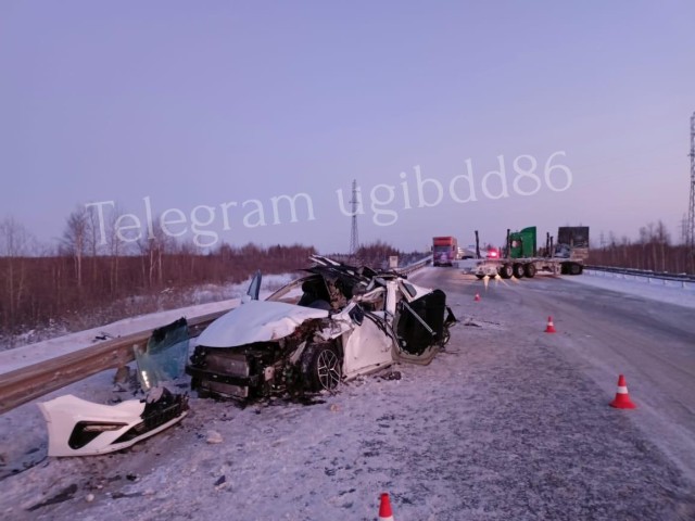 В ХМАО в ДТП с грузовиками погибла пассажирка легковушки