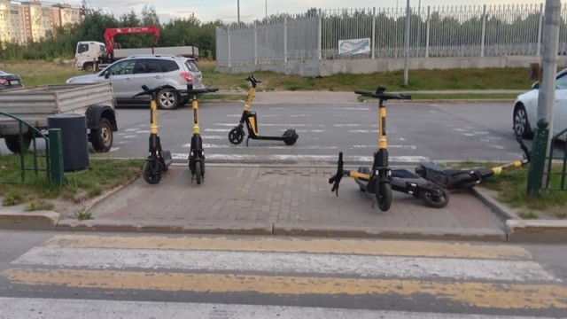 В Сургуте начнут борьбу со стихийными парковками электросамокатов В Сургуте начнут борьбу со стихийными парковками электросамокатов