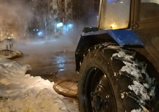 В Нижневартовске улицу затопило кипятком после коммунальной аварии