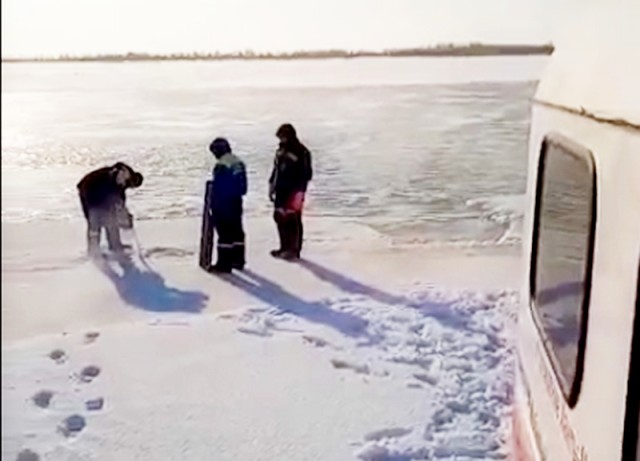 В ХМАО четвертые сутки ищут двух мужчин, провалившихся под лед на снегоходах