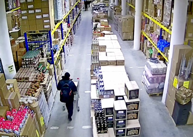 В ХМАО задержали алковора-спекулянта за кражу 17 бутылок спиртного. Видео В ХМАО задержали алковора-спекулянта за кражу 17 бутылок спиртного. Видео