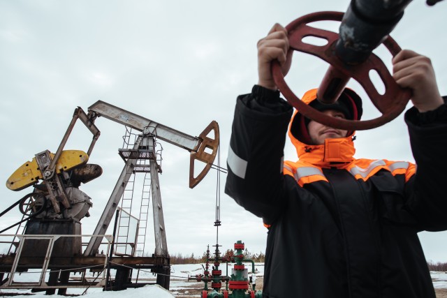 В ХМАО осудили преступную группу за кражу 13 тонн нефти