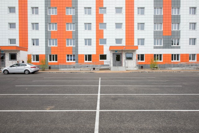 В Сургуте завершают строительство парковок у медучреждений за 5 млн рублей