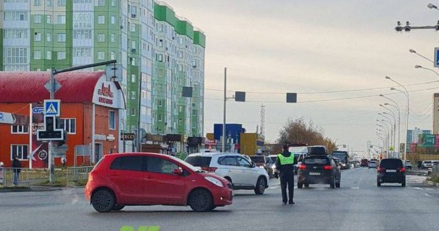 В Нижневартовске в час-пик отключились несколько светофоров В Нижневартовске в час-пик отключились несколько светофоров