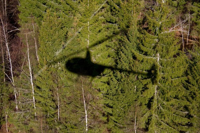 В ХМАО при помощи вертолета нашли заблудившегося в лесу мужчину