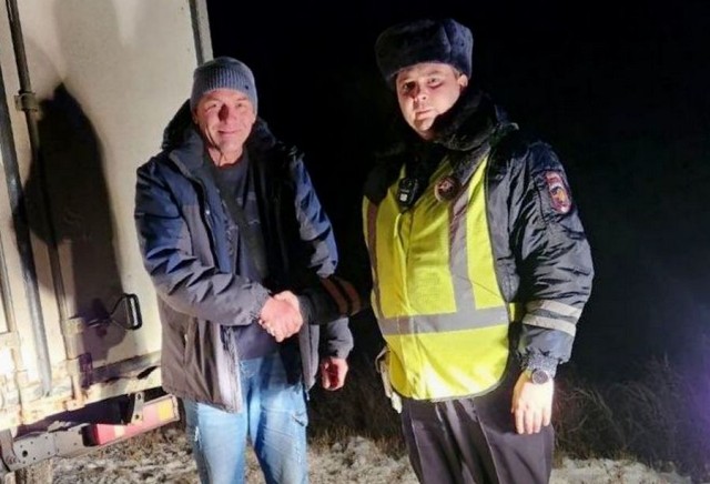 Полицейские Югры спасли замерзающего на трассе водителя Полицейские Югры спасли замерзающего на трассе водителя