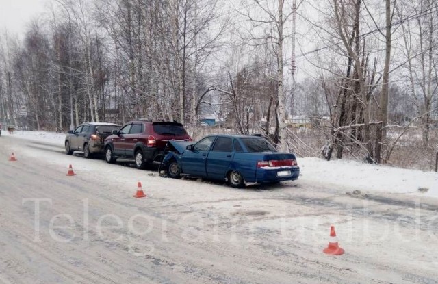 В Нижневартовске водитель без прав устроил тройное ДТП В Нижневартовске водитель без прав устроил тройное ДТП