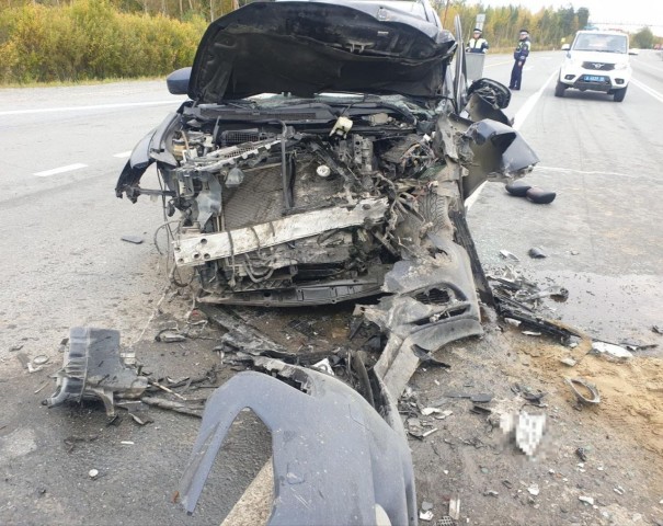 В ХМАО пострадал водитель внедорожника после ДТП с грузовиком