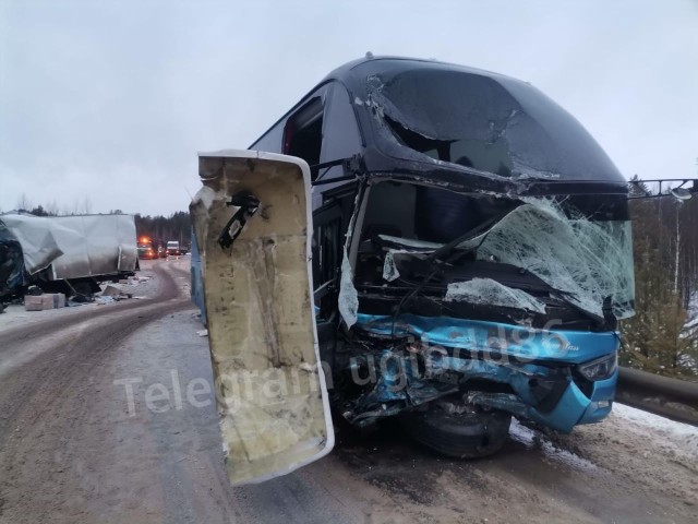 В ХМАО в аварии с пассажирским автобусом пострадали трое и погиб один человек В ХМАО в аварии с пассажирским автобусом пострадали трое и погиб один человек