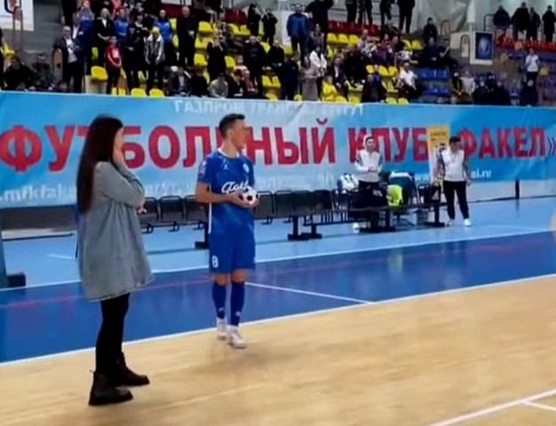 Жена сургутского футболиста устроила гендер-пати после победы мужа