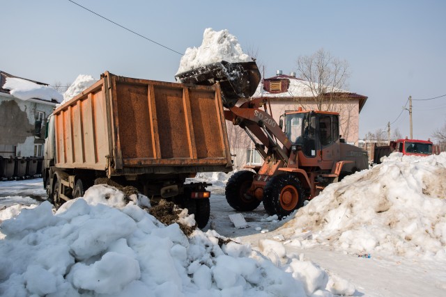 В Сургуте дорожники ежедневно вывозят по 600 самосвалов снега