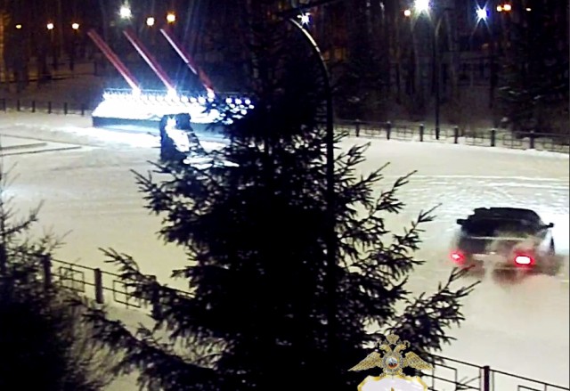 В ХМАО за дрифт на воинском мемориале иностранца выдворят из страны В ХМАО за дрифт на воинском мемориале иностранца выдворят из страны