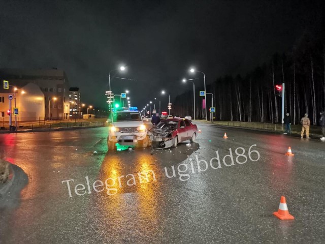 В ХМАО водитель «Приоры» протаранил полицейский УАЗ и покалечил ребенка