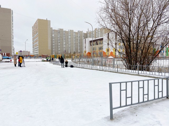 В Сургуте возле детсада опасный овраг сменила парковка В Сургуте возле детсада опасный овраг сменила парковка