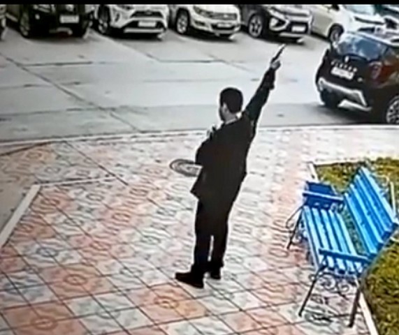 Житель Нижневартовска во дворе многоэтажки устроил стрельбу из травмата. Видео
