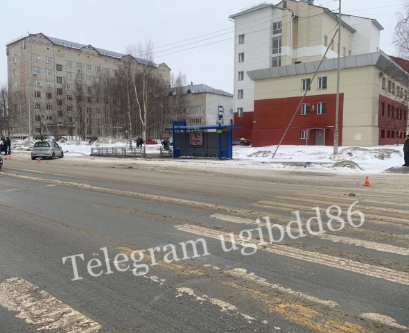 В ХМАО два подростка, перебегая дорогу на «красный», попали под машину В ХМАО два подростка, перебегая дорогу на «красный», попали под машину