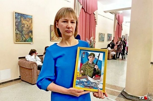Уроженка Югры встречала SHAMANa с портретом погибшего в СВО сына