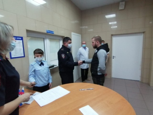 В сургутской больнице пять жителей Макеевки получили российские паспорта