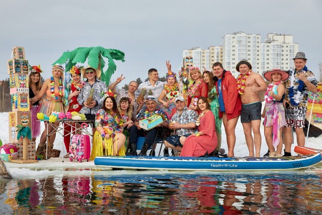 «Моржи» Сургута устроили гавайскую вечеринку на снегу