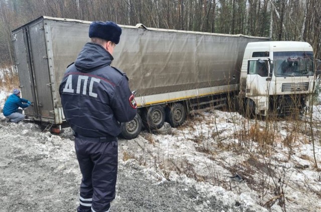 На свердловской трассе погиб водитель фуры, возвращаясь домой из ХМАО На свердловской трассе погиб водитель фуры, возвращаясь домой из ХМАО