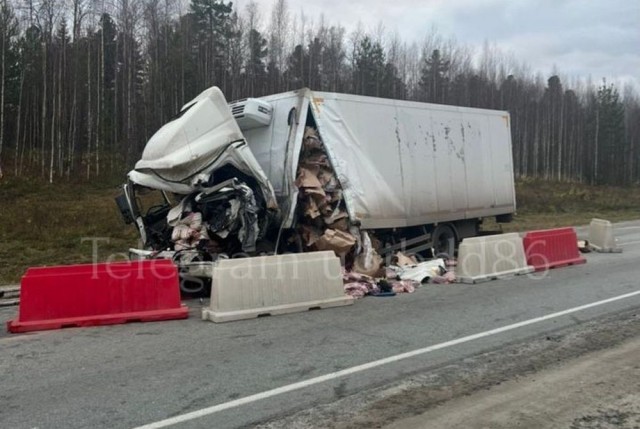 В ХМАО в тройном ДТП погиб водитель грузовика