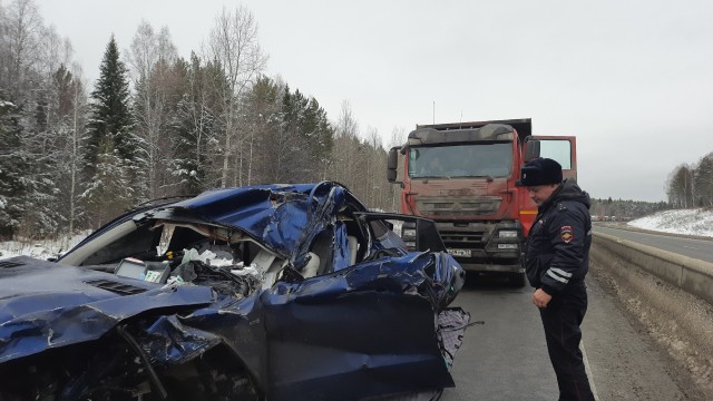 Житель ХМАО с беременной супругой и сыном попали в ДТП с двумя грузовиками