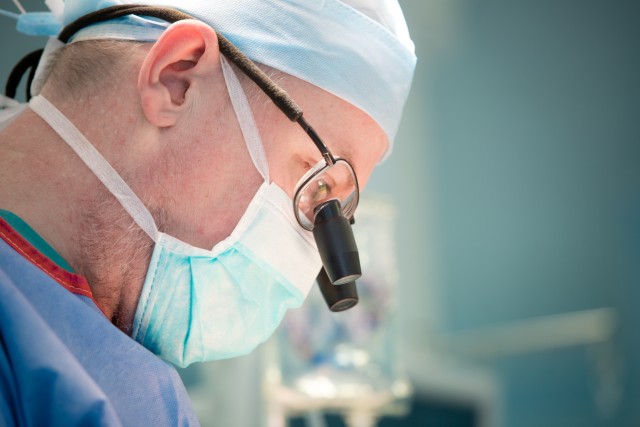 Хирурги ХМАО провели операцию на зеркальных внутренних органах пациентки