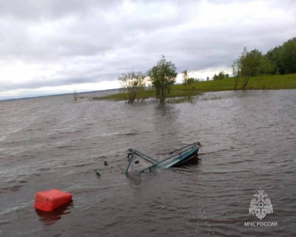На реке Лямин в ХМАО перевернулась лодка, один человек утонул На реке Лямин в ХМАО перевернулась лодка, один человек утонул