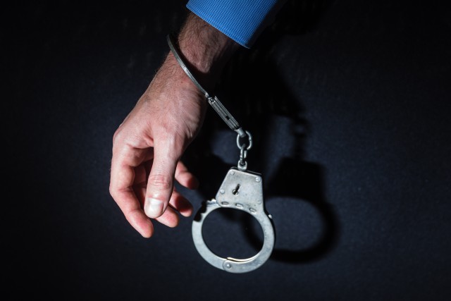 В Сургуте за получение взяток за «крышевание» осудили экс-полицейского