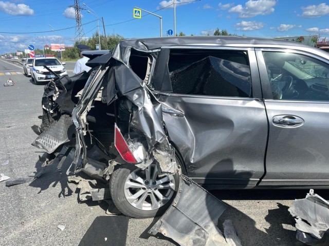 В ХМАО водитель «Лады Ларгус» выбил «хет-трик» из автомобилей. Фото