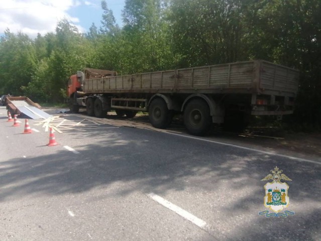 В ХМАО оторвавшийся прицеп легковушки сбил насмерть водителя грузовика В ХМАО оторвавшийся прицеп легковушки сбил насмерть водителя грузовика