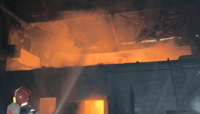 В Нефтеюганске потушили крупный пожар в производственном здании