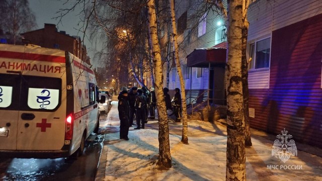 В ХМАО пожарные спасли 18 человек из многоэтажки В ХМАО пожарные спасли 18 человек из многоэтажки