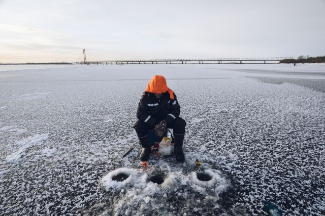 В ХМАО рыбаки выходят на тонкий лед ради улова