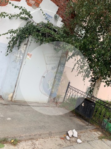 В ХМАО облицовка фасада многоэтажки упала рядом с женщиной и ребенком