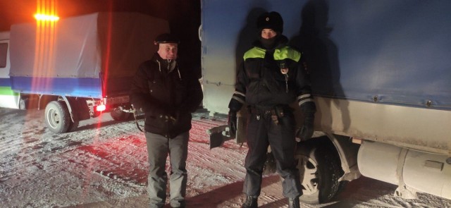В ХМАО экипаж ДПС спас на трассе замерзающую семью с ребенком