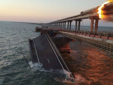 Обрушение части Крымского моста произошло из-за взрыва грузового автомобиля Обрушение части Крымского моста произошло из-за взрыва грузового автомобиля