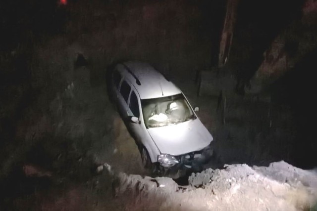 На трассе Тюмень-Ханты-Мансийск легковушка с двумя людьми упала в котлован