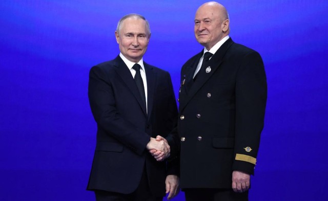 Владимир Путин наградил пилота из ХМАО