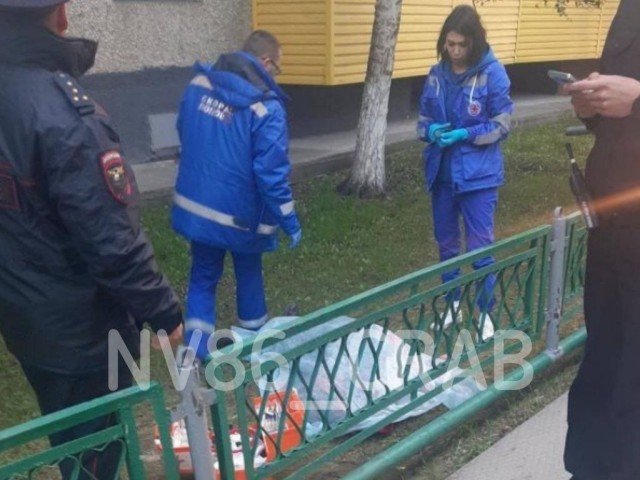 В ХМАО водитель электросамоката врезался в оградку клумбы и погиб