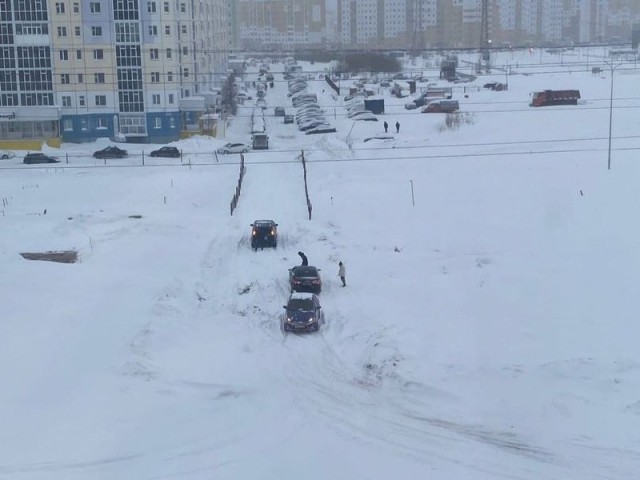 В Нижневартовске жители многоэтажки оказались в снежном плену