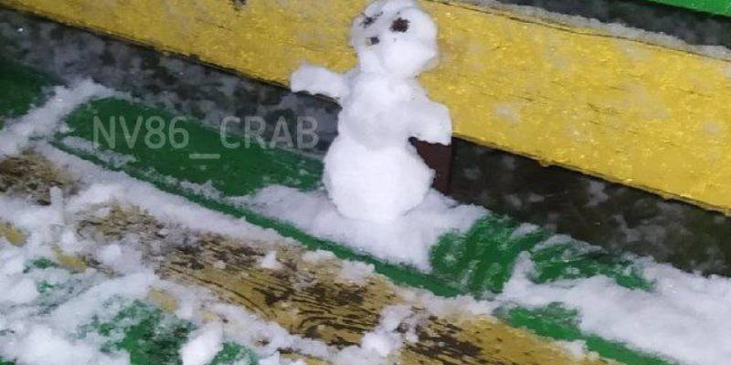 Жители Югры слепили снеговика из первого снега