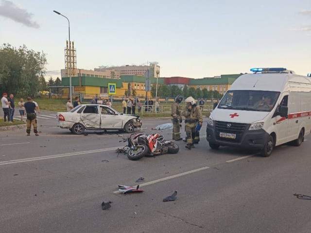 В ХМАО мотоциклист врезался в легковушку и погиб