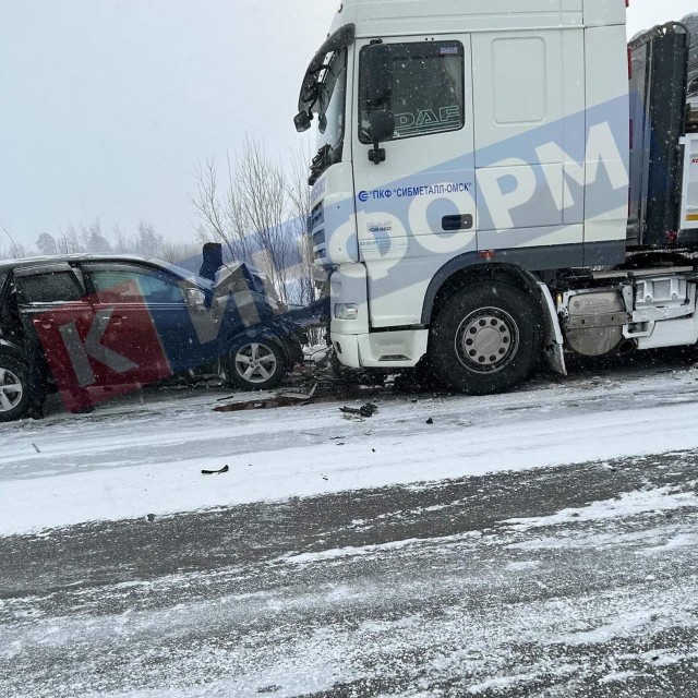 В ХМАО на трассе столкнулись четыре автомобиля В ХМАО на трассе столкнулись четыре автомобиля