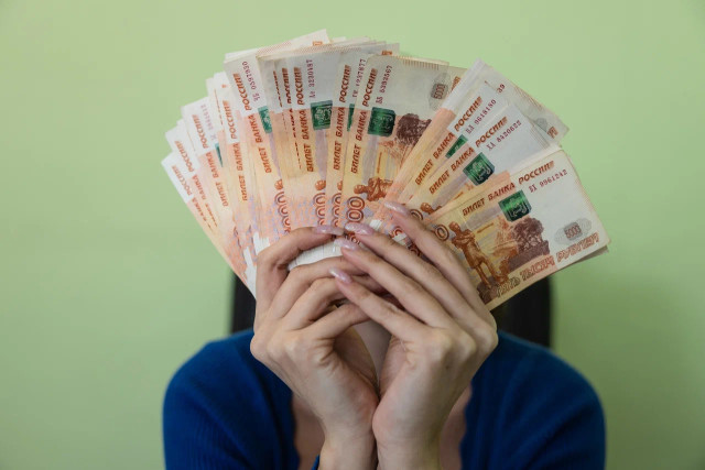 ​Кредитнулись: совершеннолетние зумеры &laquo;ради интереса&raquo; набирают микрозаймы под бешенные проценты