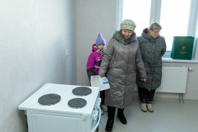 ​&laquo;Все обогреватели выкинем&raquo;: ляминцам вручили долгожданные ключи от новых квартир