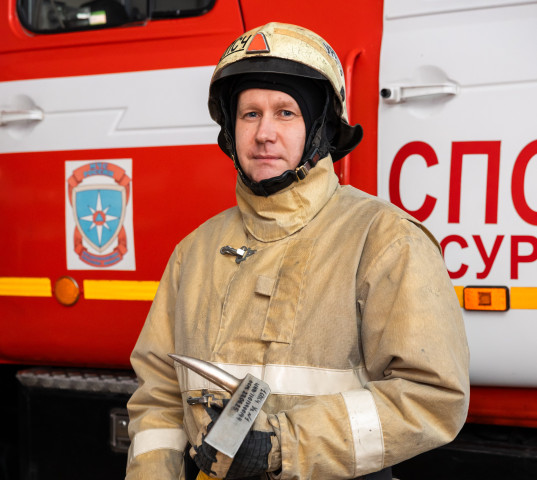 ​Укротитель огня: пожарный с 23-летним опытом из Сургутского района о спасении людей и кошек